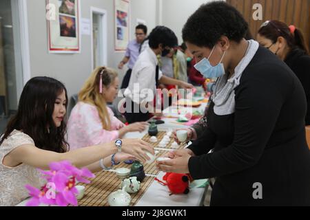 (220516) -- NEW JERSEY, 16 maggio 2022 (Xinhua) -- i partecipanti provano il tè verde cinese durante l'evento culturale 'Impression of Fujian' a Linden City, New Jersey, Stati Uniti, 14 maggio 2022. PER ANDARE CON 'Roundup: Gli americani cinesi celebrano il patrimonio culturale a New York, New Jersey' (Xinhua/Liu Yanan) Foto Stock