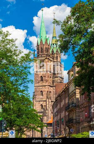 Splendida vista sulla strada con le due torri prominenti del famoso San Lorenzo (St Lorenz), una chiesa medievale a Norimberga, in Germania, in un'estate soleggiata... Foto Stock