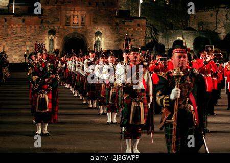 I tubi massaggiati al 1996 Edinburgh Military Tattoo sulla spianata del Castello di Edimburgo, si sono esibiti dal 2nd al 24th agosto. Foto Stock