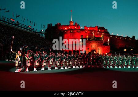 I tubi massaggiati al 1996 Edinburgh Military Tattoo sulla spianata del Castello di Edimburgo, si sono esibiti dal 2nd al 24th agosto. Foto Stock