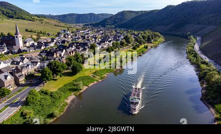 Tour in barca sul fiume Mosselle, Bruttig - Fankel, Valle della Mosella, Germania Foto Stock