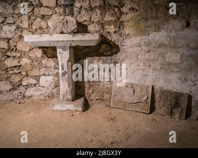 Reliquie di guerra del cimitero tedesco presso il complesso fortificato sotterraneo, il Museo Caverne du Dragon sulla cresta Chemin des Dames nel nord della Francia Foto Stock