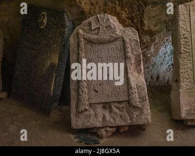 Reliquie di guerra del cimitero tedesco presso il complesso fortificato sotterraneo, il Museo Caverne du Dragon sulla cresta Chemin des Dames nel nord della Francia Foto Stock