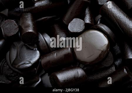 Dolciumi a base di zucchero e caramelle dolci con primo piano su una pila di liquirizia nera Foto Stock