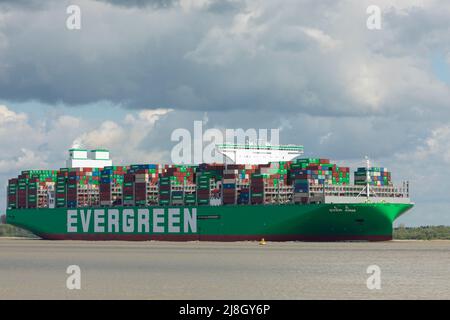 Stade, Germania – Maggio 12,2022: Nave container MAI ARM sul fiume Elba in direzione di Amburgo. A partire da oggi, è il più grande container del mondo Foto Stock