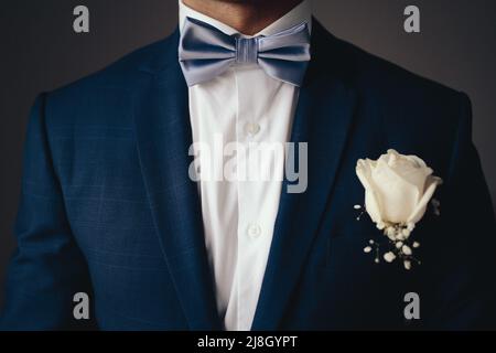 Primo piano del vestito per lo sposo con dettagli Foto Stock