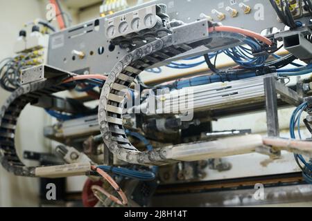 Primo piano di macchine moderne per la produzione di mobili in fabbrica Foto Stock