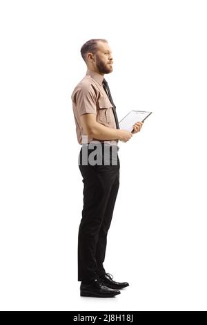 Immagine a tutto profilo di un ufficiale di sicurezza maschile che tiene una clipboard isolato su sfondo bianco Foto Stock