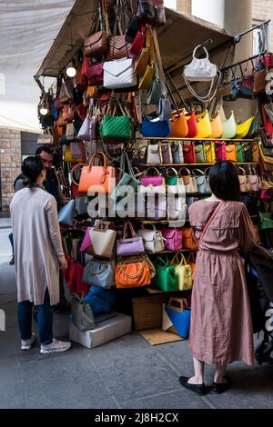 Firenze, Toscana, Italia - 15 aprile 2022: Pelletteria al mercato Porcellino, Piazza del mercato nuovo Foto Stock
