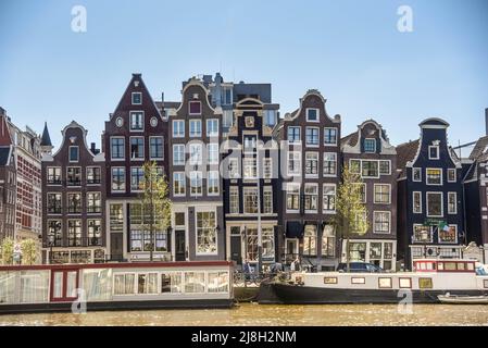 Amsterdam, Paesi Bassi, maggio 2022. Le case da ballo e le barche a bordo del fiume Amstel ad Amsterdam. Foto di alta qualità Foto Stock