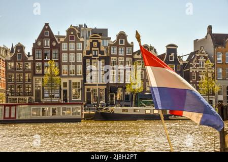 Amsterdam, Paesi Bassi, maggio 2022. Le case da ballo e le barche a bordo del fiume Amstel ad Amsterdam. Foto di alta qualità Foto Stock