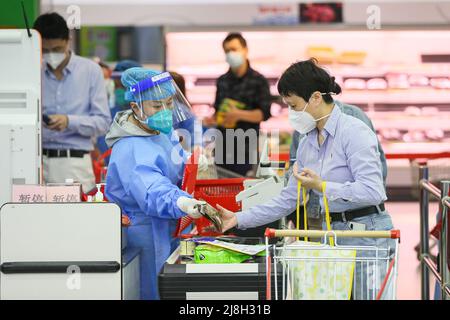 Shanghai. 16th maggio 2022. La gente acquista in un supermercato nel distretto di Xuhui di Shanghai della Cina orientale, 16 maggio 2022. La Cina Shanghai ha tagliato la trasmissione comunitaria di COVID-19 in 15 dei suoi 16 distretti, secondo una conferenza stampa sulla prevenzione e il controllo epidemico tenutasi lunedì. Credit: Ding Ting/Xinhua/Alamy Live News Foto Stock