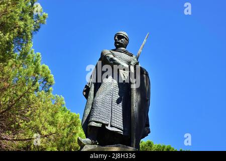 Particolare della statua del primo re del Portogallo, Afonso Henriques. Statua situata del castello di san Giorgio, Lisbona, Portogallo Foto Stock