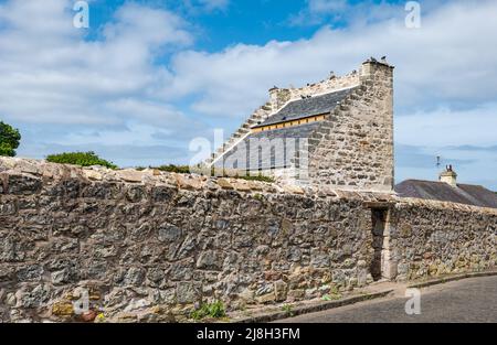 Recentemente restaurato Preston dovecot dietro alto muro di pietra vecchio in giorno di sole, Prestonpans, East Lothian, Scozia, Regno Unito Foto Stock