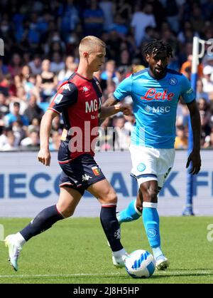 NAPOLI ,ITALIA - MAGGIO 15: Albert Gudmundsson di Genova CFC compete per la palla con Andre-Franck Zambo Anguissa di SSC Napoli, durante la Serie A match tra SSC Napoli e Genova CFC allo Stadio Diego Armando Maradona il 15 Maggio 2022 a Napoli. (Foto tramite MB Media) Foto Stock