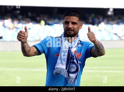 NAPOLI, ITALIA - MAGGIO 15: Lorenzo Insigne della SSC Napoli saluta il suo fan, durante la Serie A match tra SSC Napoli e Genova CFC allo Stadio Diego Armando Maradona il 15 maggio 2022 a Napoli. (Foto tramite MB Media) Foto Stock