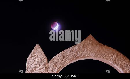 Lune Eclipse Blood Moon sopra il pueblo di Comares nella regione Axarquia di Malaga, Andalucía, Costa del Sol, Spagna Foto Stock