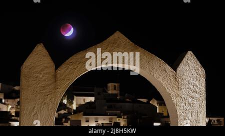 Lune Eclipse Blood Moon sopra il pueblo di Comares nella regione Axarquia di Malaga, Andalucía, Costa del Sol, Spagna Foto Stock