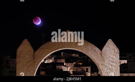 Lune Eclipse Blood Moon sopra il pueblo di Comares nella regione Axarquia di Malaga, Andalucía, Costa del Sol, Spagna Foto Stock