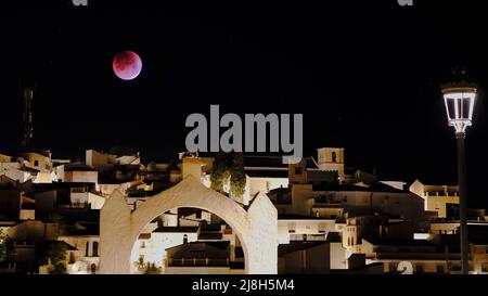 Lune Eclipse Blood Moon sopra il pueblo di Comares nella regione Axarquia di Malaga, Andalucía, Costa del Sol, Spagna Foto Stock