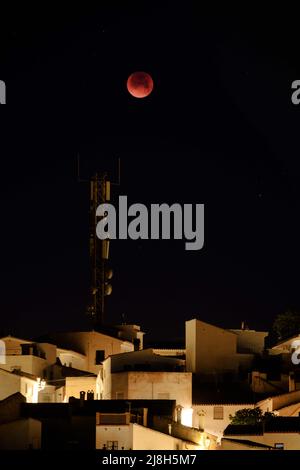 Lune Eclipse Blood Moon sopra il pueblo di Comares nella regione Axarquia di Malaga, Andalucía, Costa del Sol, Spagna Foto Stock