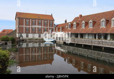 WISSANT, FRANCIA, 13 APRILE 2022: Musee du Moulin (Museo del Mulino) e Hotel de la Plage sulla Costa d'Opale a Wissant, Francia. Questa città costiera è un pop Foto Stock