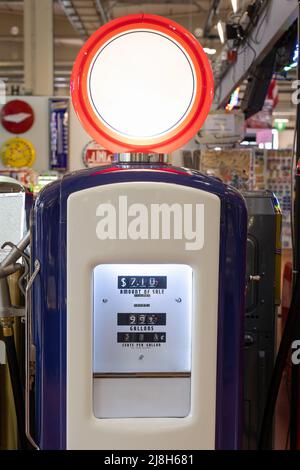 Pompa a benzina vintage, distributore di carburante e benzina. Foto Stock