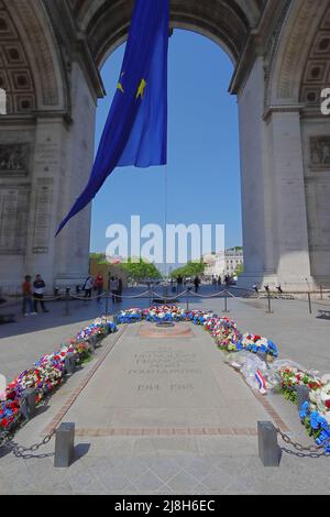 Tomba del Milite Ignoto sotto l'Arco di Trionfo a Parigi - 2022 Foto Stock