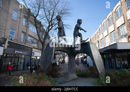 Una statua su 2 bambini di Graham Ibbeson su Abington Street a Northampton nel Regno Unito Foto Stock