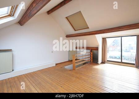 Interni soffitta finestre e pavimento in legno in camera vuota Foto Stock