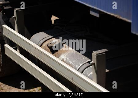 il serbatoio diesel di un carrello è al sole con il tappo sporco. Foto Stock