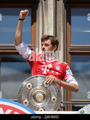 Thomas Mueller del Bayern Muenchen mit Meisterschale FC Bayern Muenchen Deutscher Fussball Meister feiert mit seinen fans auf dem Rathausbalkon des MŸnchner Marienplatz Football Fussball Bundesliga Saison 2021 / 2022 at the MŸnchner Marienplatz © diebilderwelt / Alamy Stock Foto Stock