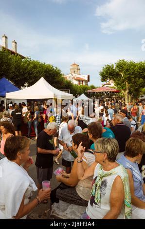 Saint Jean de Luz, Paesi Baschi francesi, Francia - 13th luglio 2019 : Un grande gruppo di persone si riunisce in Place Luigi XIV per celebrare la Bastiglia D. Foto Stock