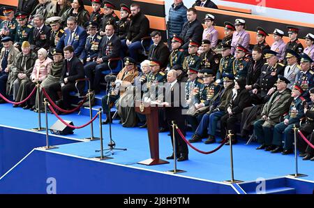 Il presidente russo Vladimir Putin ha partecipato a una parata militare che ha segnato il 77th anniversario della vittoria nel 1941-1945 - ciò che la Russia chiama la "Grande guerra patriottica". Truppe e armamenti furono recensiti sulla Piazza Rossa, appena fuori dal Muro del Cremlino. Foto Stock