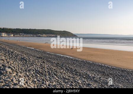 Paesaggio, Pebble Ridge Vista della spiaggia a Northam Burrows con persone che si godono il Late Spring Sunshine con lontano Westward ho! E la costa. Foto Stock