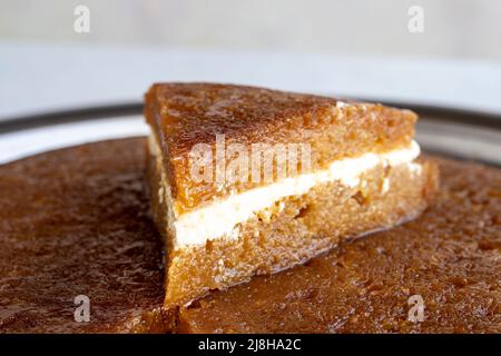 Pane kadayif su sfondo bianco. Fette di pane kadayif in un vassoio nome locale ekmek kadayif Foto Stock