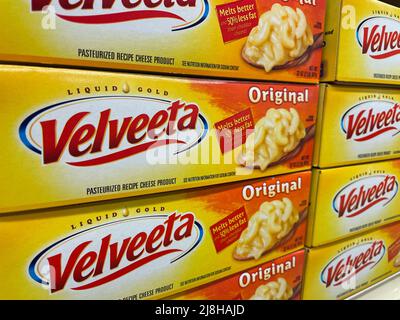Grovetown, GA USA - 12 15 21: Pagnotta di formaggio Velveeta impilata su una scaffalatura Foto Stock