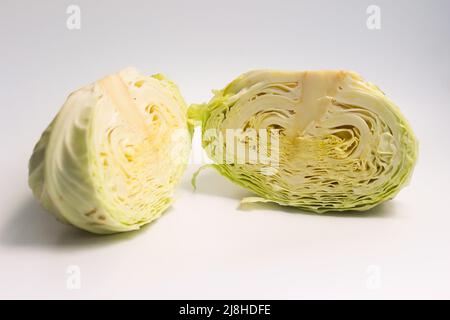 Fresco di cavolo verde isolato su sfondo bianco Foto Stock
