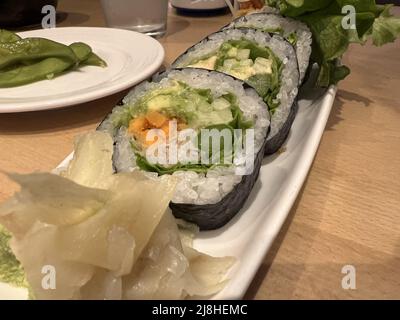Il sushi vegetariano Futomaki rotola su un piatto al Sushi Ko Restaurant a Larkspur, California, 20 febbraio 2022. Foto di cortesia Sftm. Foto Stock