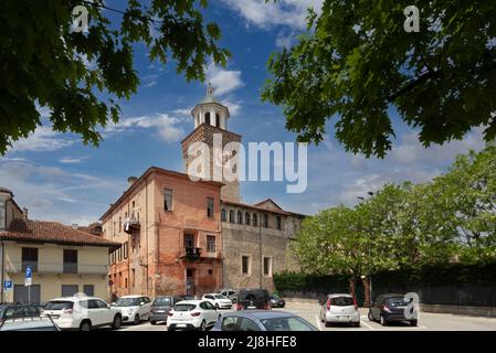 Busca, Cuneo, Italia - 13 maggio 2022: La Torre Civica con antichi edifici nel centro storico di Busca Foto Stock