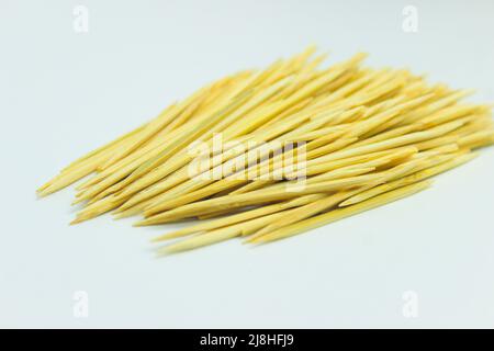 Mucchio di stuzzicadenti in legno isolato su sfondo bianco Foto Stock