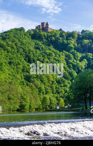 L'affluente sicuro, dietro la collina il Castello Bourscheid, complesso medievale castello a Bourscheid, Diekirch distretto, Ardenne, Lussemburgo, Europa Foto Stock