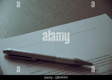 penna a sfera sopra un contratto, concetto di documento di rilegatura Foto Stock
