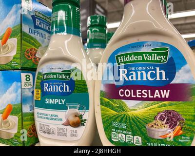 Grovetown, GA USA - 12 15 21: Negozio al dettaglio Hidden Valley Ranch dressing Coleslaw Foto Stock