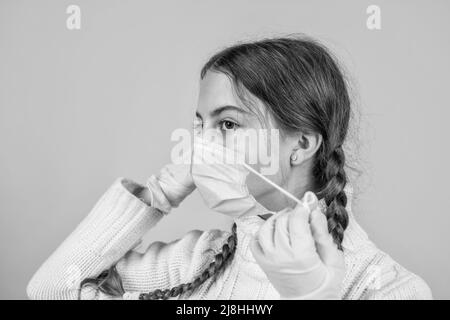 teen ragazza indossare maschera respiratore mentre coronavirus pandemic quarantena, salute Foto Stock