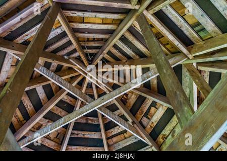 Spiaggia di legno crocevia in un gazebo in un arboreto nel sud di Seattle, Washington. Foto Stock