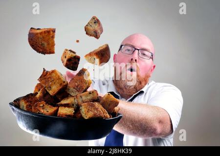 uomo che fa crostini Foto Stock