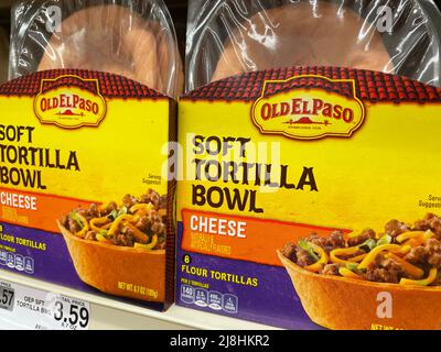 Grovetown, GA USA - 12 15 21: Prodotti messicani su scaffale Old El Paso soft tortilla ciotola Foto Stock