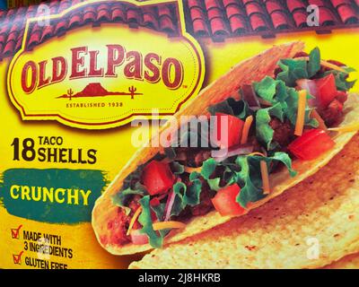 Grovetown, GA USA - 12 15 21: Prodotti messicani su scaffale Old El Paso Crunchy taco Foto Stock