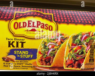 Grovetown, GA USA - 12 15 21: Prodotti messicani su scaffale Old El Paso Stand e roba kit Foto Stock